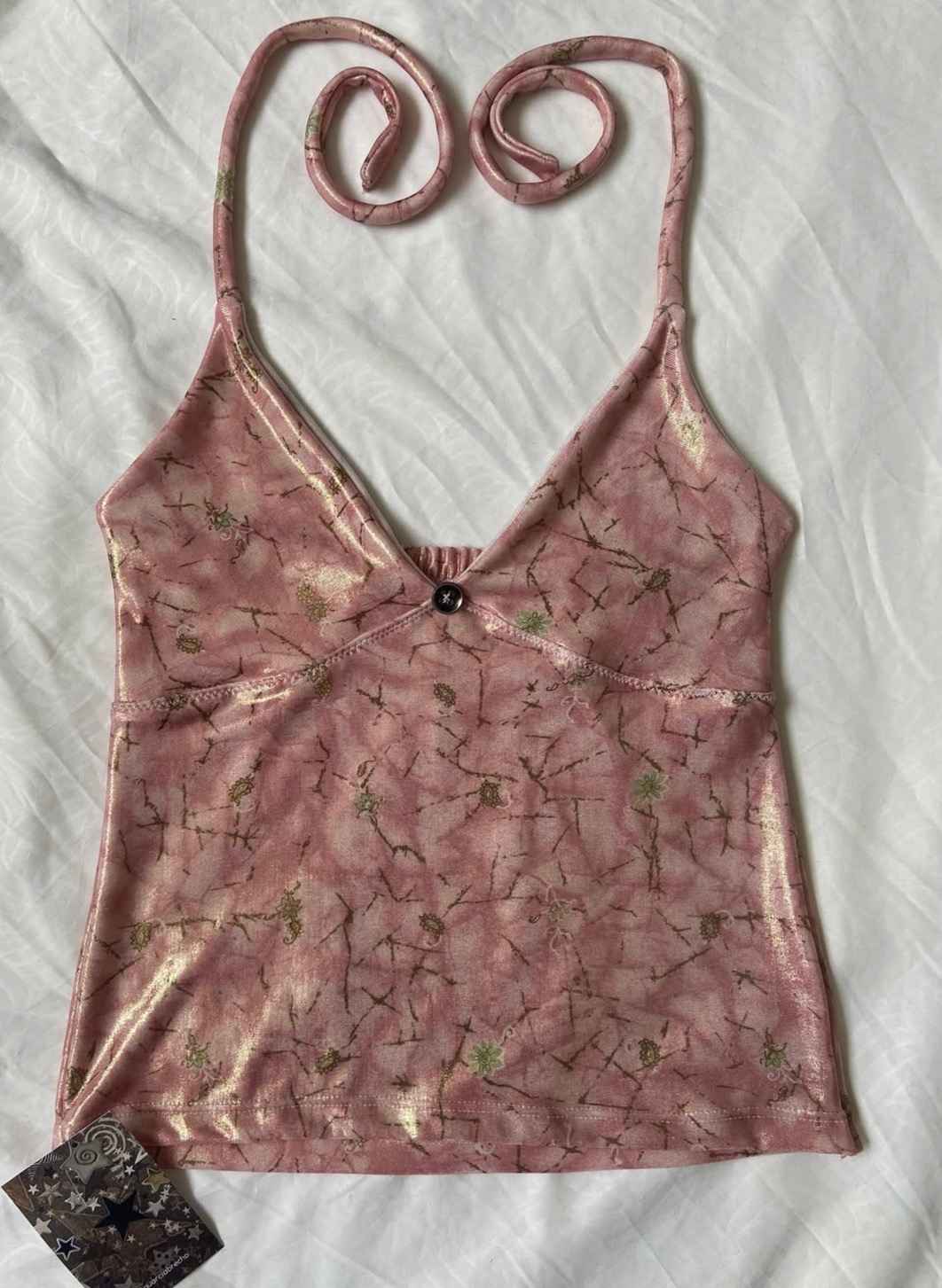 Top halterneck furta cor rosinha com pequenas flores tecido vintage cintilante