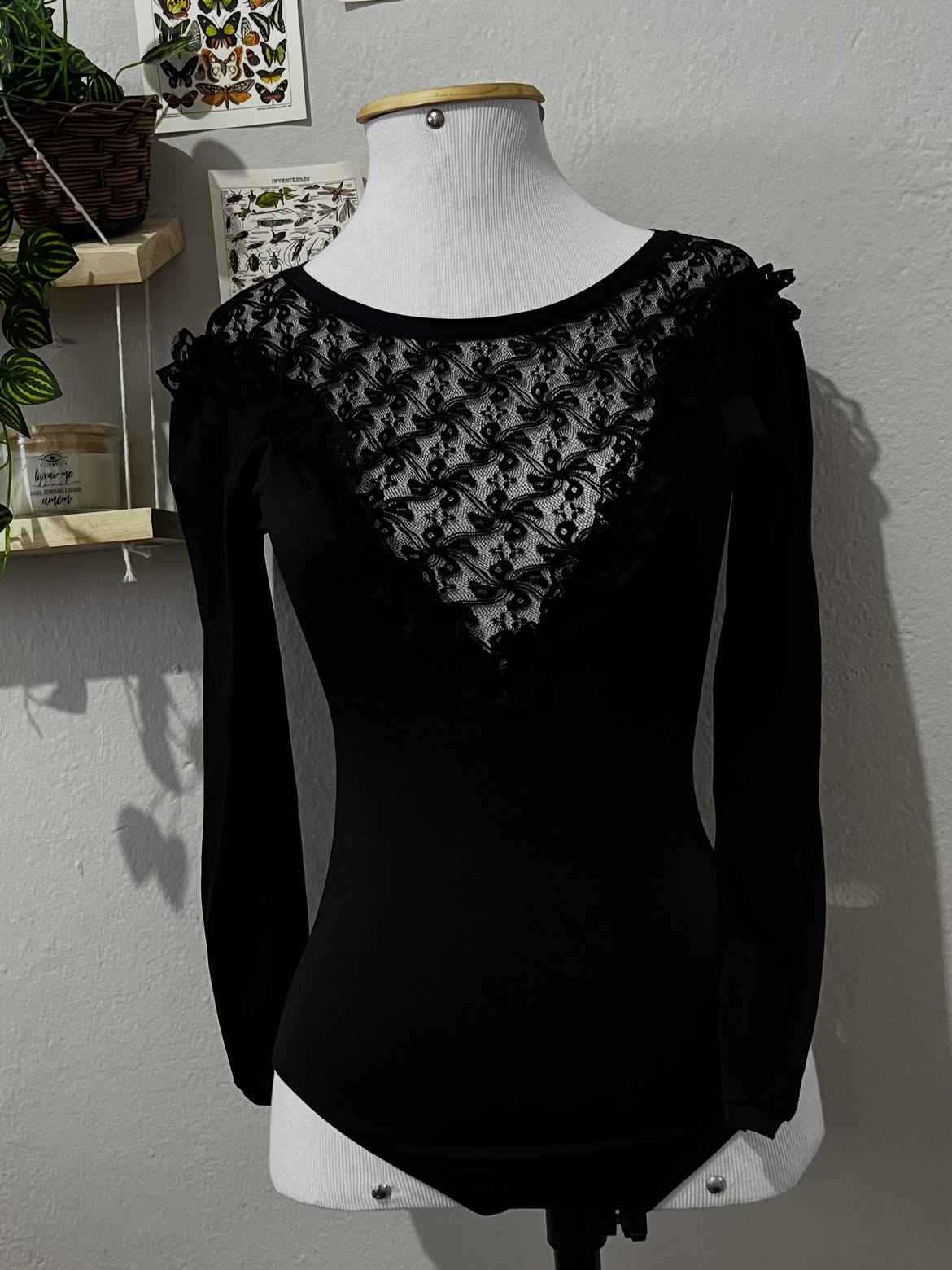 Blusinha Decote Renda Preto