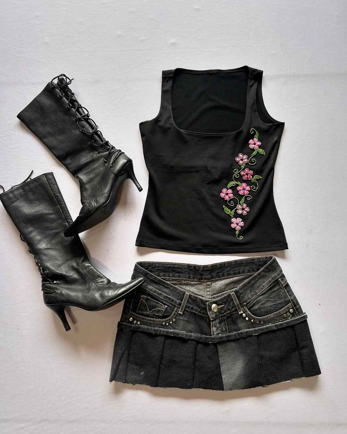 Conjunto Kit Coquette Blusinha Regata + Saia e Bota Couro