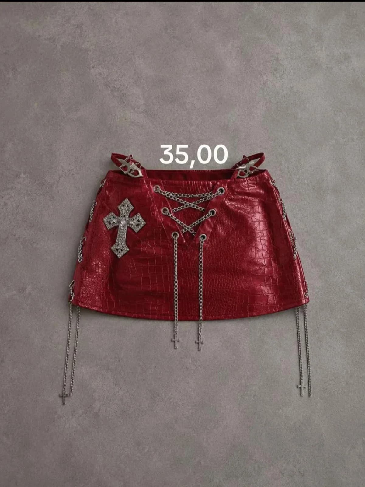Saia Vermelha com Correntes