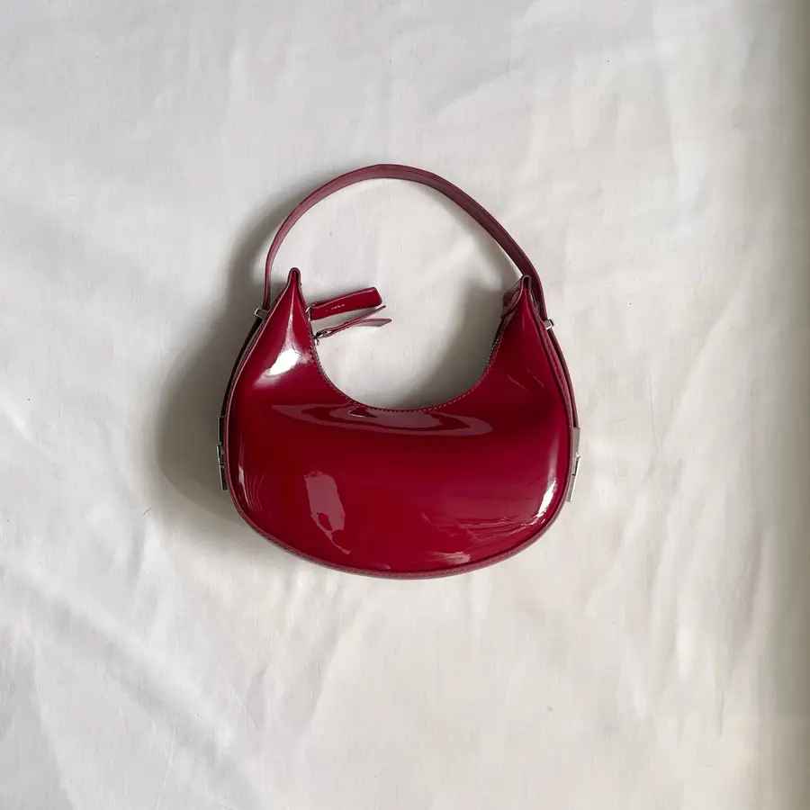 Bolsa Verniz Vermelha Meia Lua